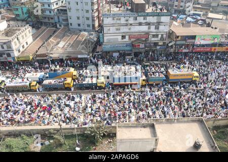 Bichwa jtema10Jan.,2020 Dhaka Bangladesh les femmes des dévotés offrent des prières à Jum'a le premier jour de l'Ijtema sur les rives du fleuve Turag, dans Banque D'Images