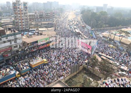 Bichwa jtema10Jan.,2020 Dhaka Bangladesh les femmes des dévotés offrent des prières à Jum'a le premier jour de l'Ijtema sur les rives du fleuve Turag, dans Banque D'Images