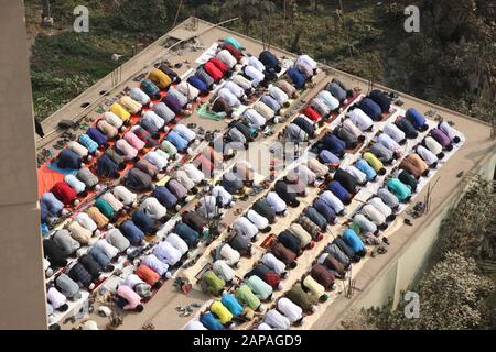 Bichwa jtema10Jan.,2020 Dhaka Bangladesh les femmes des dévotés offrent des prières à Jum'a le premier jour de l'Ijtema sur les rives du fleuve Turag, dans Banque D'Images