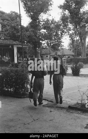 Batavia le premier jour de la 2ème action de police Description: Batavia. Préparé pour tout, mais heureusement, ce n'était pas nécessaire. Date : 19 Décembre 1948 Lieu : Batavia, Indonésie, Java, Hollandais East Indies Banque D'Images