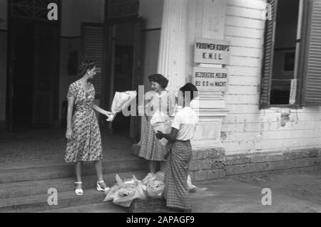 Batavia le premier jour de la 2ème action de police Description: Batavia. La vie continue normalement, malgré toute la gravité de ce jour, le corps des femmes (UK) voulait avoir une fleur dans les chambres. Date : 19 Décembre 1948 Lieu : Batavia, Indonésie, Java, Hollandais East Indies Banque D'Images