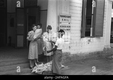 Batavia le premier jour de la 2ème action de police Description: Batavia. La vie continue normalement, malgré toute la gravité de ce jour, le corps des femmes (UK) voulait avoir une fleur dans les chambres. Date : 19 Décembre 1948 Lieu : Batavia, Indonésie, Java, Hollandais East Indies Banque D'Images