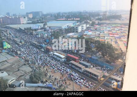 Bichwa jtema10Jan.,2020 Dhaka Bangladesh les femmes des dévotés offrent des prières à Jum'a le premier jour de l'Ijtema sur les rives du fleuve Turag, dans Banque D'Images