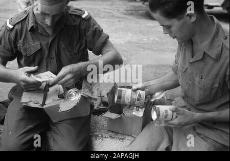 Noël 1948 à Subang et Poerwakarta Description: Les paquets Niwin-Christmas ont été présentés le jour de Noël aux hommes d'un groupe de Brigade d'infanterie à Poerwakarta. Soldat 1 kl van der Veen de Gasselte et soldat 1 kl. Spruit D'Amsterdam Date : 24 Décembre 1948 Lieu : Indonésie, Antilles Néerlandaises De L'Est Banque D'Images