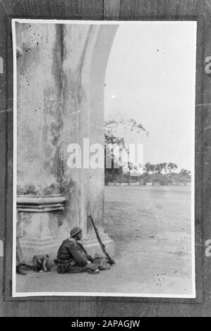 Advance to Solo Description: Les troupes néerlandaises de Solo, un soldat néerlandais, Theo Keepers, un mécanicien de machines à écrire du Vieux Gastel, gardaient l'annotation de Kraton: Repronegative Date: 20 décembre 1948 lieu: Indonésie, Java, Hollandais East Indies Banque D'Images