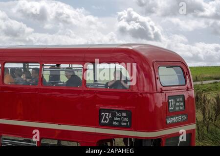 Wiltshire, Royaume-Uni - 17 août 2019: Les touristes sur le pont supérieur d'un bus londonien dans la plaine militaire contrôlée de Salisbury. L'itinéraire du bus ne fonctionne que sur un seul Banque D'Images