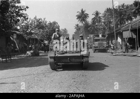 Reportage Ras Peekboe Description: Bren-Carrier avec équipage conduit une route principale à travers une ville Date: Août 1947 lieu: Indonésie, Hollandais East Indies Banque D'Images