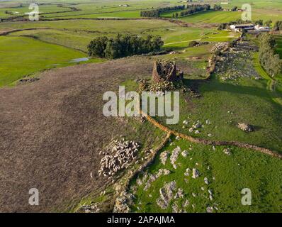 Vue Aérienne De Nuraghe Burghidu, Nord De La Sardaigne, Italie Banque D'Images