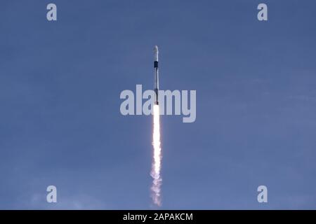 Kennedy Space Center, États-Unis. 22 janvier 2020. Le 19 janvier 2020, SpaceX a effectué un test en vol des capacités de sortie de lancement de Crew Dragon du Complexe de lancement 39 A (LC-39 A) au Kennedy Space Center de la NASA en Floride. Ce test, qui n'a pas d'astronautes de la NASA à bord de l'engin spatial, a démontré la capacité de l'équipage Dragon de transporter l'équipage de manière fiable à la sécurité en cas d'urgence sur Ascent. Photo par SpaceX/UPI crédit: UPI/Alamy Live News Banque D'Images