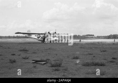 Reportage aéroport Djokja, arrivée Catalina République, impliquant des membres Commission de Bons services Description: Catalina Airboat de la République a atterri à l'aéroport de Djokjakarta. Date : 19 Décembre 1949 Lieu : Indonésie, Antilles Néerlandaises De L'Est Banque D'Images