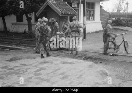 Reportage aéroport Djokja, arrivée Catalina République, membres importateurs Commission De Bons services Description: Les troupes néerlandaises avancent à Jokjakarta. Au croisement d'un chemin de fer, un pistolet à machine Vickers lourd est conçu Date: 19 décembre 1948 lieu: Indonésie, Pays-Bas East Indies Banque D'Images