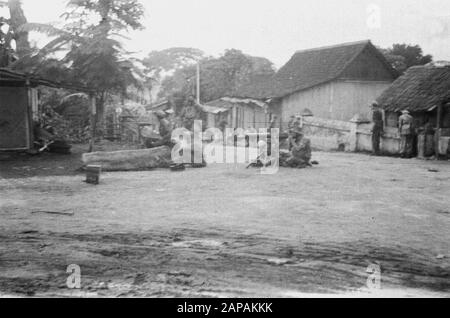 Reportage aéroport Djokja, arrivée Catalina République, membres importateurs Commission De Bons services Description: Les troupes néerlandaises avancent à Jokjakarta. Poste de canon à machine lourde établi à l'intersection Date: 19 décembre 1948 lieu: Indonésie, Antilles néerlandaises de l'est Banque D'Images