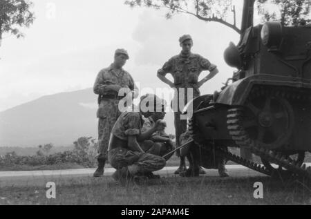 2-15 Regiment Infantry et I-12 RVA à l'avance East Java Description: La chenille d'un porte-bras est en cours de vérification Date: 1948/12/01 lieu: Indonésie, Java, Hollandais East Indies Banque D'Images