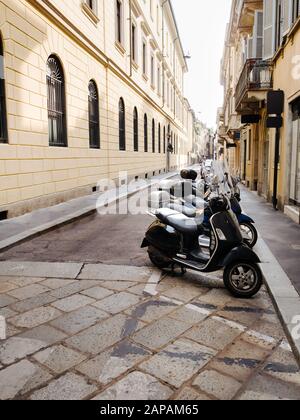 La rue étroite de la vieille ville médiévale d'Italie, la belle architecture des maisons, les rues dans les pavés. Parking scooter. Banque D'Images