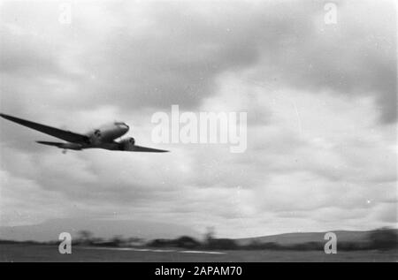 Exercice chute des fournitures par avion Description: Le Dakota du Sud monte à la date: Novembre 1947 lieu: Indonésie, Pays-Bas East Indies Banque D'Images
