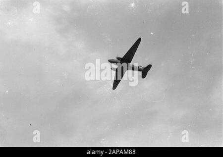 Exercice chute de fournitures par avion Description: C47 Dakota Date: Novembre 1947 lieu: Indonésie, Pays-Bas East Indies Banque D'Images