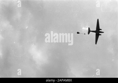 Exercice chute de fournitures par avion Description: Dakota jette du parachute avec du fret à partir de Date: Novembre 1947 lieu: Indonésie, Pays-Bas East Indies Banque D'Images