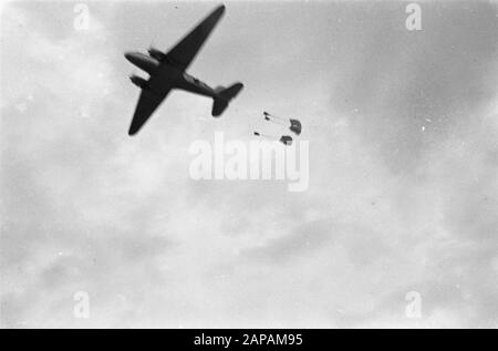Exercice chute des fournitures par avion Description: C47 Dakota jette trois parachutes avec le fret de Date: Novembre 1947 lieu: Indonésie, Pays-Bas East Indies Banque D'Images