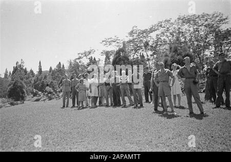 Soins de plein air et photographies aériennes Description: Soins de l'extérieur: Le jardin botanique terrestre de Buitenzorg est pour nos soldats blessés un endroit choisi pour profiter de la richesse de la culture indienne. Sous la direction du directeur, le professeur Baas Bécking, ils y font de grandes excursions. [Portrait de groupe] Annotation: 6ème de gauche (en blanc lui et short) directeur Prof. L.G.M. Baas Bécking Date : Août 1947 Lieu : Indonésie, Antilles Néerlandaises De L'Est Banque D'Images