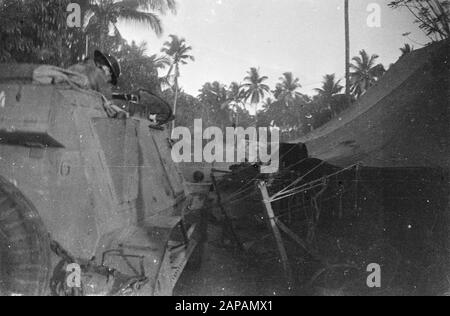 Bivak. Photo prise sur le côté d'une voiture blindée. Au premier plan un morceau d'artillerie avec équipage, Il semble Y avoir une balle allant Annotation: DJK Date: 1947/01/01 lieu: Indonésie, Hollandais East Indies Banque D'Images