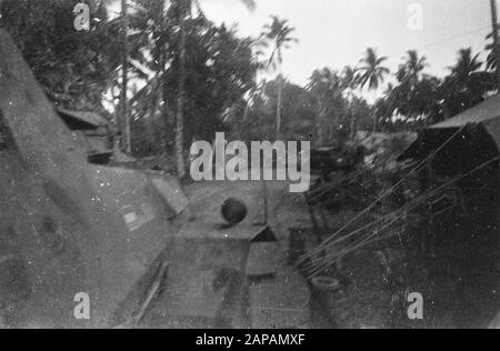 Bivak. Photo prise sur le côté d'une voiture blindée. Au premier plan, un morceau d'artillerie avec équipage, avant qu'une autre voiture blindée. Une maison de garde sur la gauche. Photo est déplacée Annotation: DJK Date: 1947/01/01 lieu: Indonésie, Pays-Bas East Indies Banque D'Images