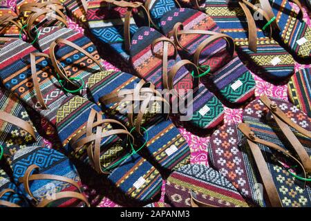 Chaussures artisanales artisanales en vente dans le marché du dimanche soir Chiang Mai Thaïlande Banque D'Images