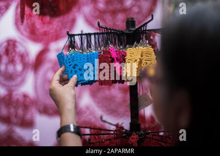 Une dame regarde une collection d'articles favorables pendant la célébration dans Chinatown.des articles tels que des mots et des expressions favorables sont généralement achetés et affichés par les Chinois pour annoncer dans le nouvel an chinois. Banque D'Images