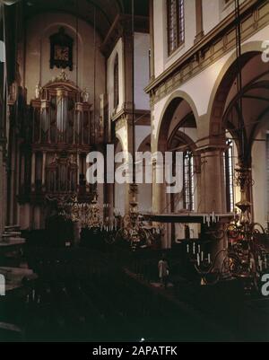 Amsterdam. Intérieur Westerkerk avec chaire, grand orgue et couronnes légères Date: 29 septembre 1965 lieu: Amsterdam, Noord-Holland mots clés: Architecture, baroque, calvinisme, intérieur, bâtiments religieux, couronnes légères, organes, piliers, protestantisme, Renaissance Nom de l'institution: 12 x 10 couleur Banque D'Images