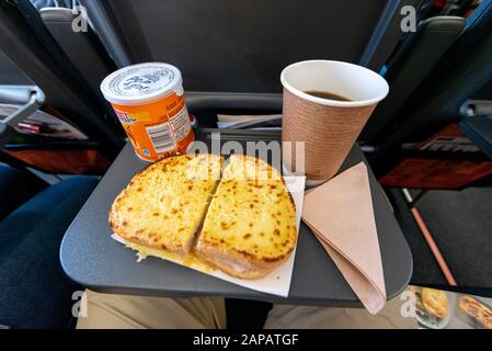 Offre repas repas nourriture et boisson sur plateau à bord d'un avion de ligne easyJet Airbus A320 NEO jet. Pain grillé au jambon et au fromage, chips Pringles et café à bord Banque D'Images