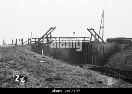 Points fixes Cultuurtechnische dienst Description: Bruggetje te Zijpe (swailverland Zijpe- en Hazepolder) Annotation: Z-4. Consolidation des terres, ajustements des eaux de champ Banque D'Images