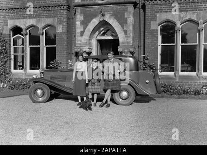 Ecosse - Industrie du papier à Midlothian Description: M. et Mme Wood avec leur fils à Penicuik par la voiture devant leur maison Annotation: Le moulin à papier de Valleyfield (moulin à papier) était vraisemblablement la propriété de la famille Wood. Le long de la rivière Esk dans la région Midlothian, une industrie du papier florissante est apparue au XIXe siècle Date: 1934 lieu: Grande-Bretagne, Écosse mots clés: Voitures, familles, portraits Nom personnel: Bois jr., [...], Bois, [...] Banque D'Images