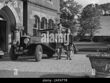 Ecosse - Industrie du papier à Midlothian Description: M. Wood et son fils à Nenicuik par la voiture devant leur maison Annotation: Le moulin à papier de Valleyfield (moulin à papier) était vraisemblablement la propriété de la famille - Bois. - Yeah. Le long de la rivière Esk dans la région Midlothian, une industrie du papier florissante est apparue au XIXe siècle Date: 1934 lieu: Grande-Bretagne, Écosse mots clés: Voitures, portraits Nom personnel: Bois jr., [...], Bois, [...] Banque D'Images