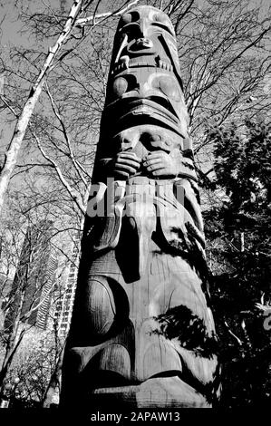 Art américain natif sous forme de totem Poles en bois sur Pioneer Square, Seattle, État de Washington, États-Unis. Tourné en noir et blanc. Banque D'Images