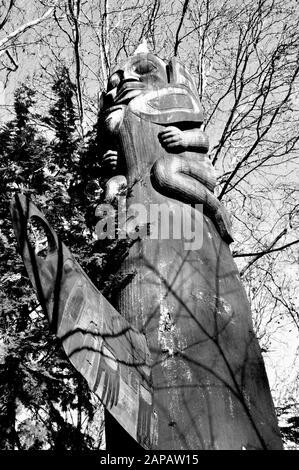 Art américain natif sous forme de totem Poles en bois sur Pioneer Square, Seattle, État de Washington, États-Unis. Tourné en noir et blanc. Banque D'Images