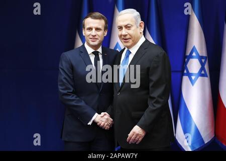Jérusalem, Israël. 22 janvier 2020. Le Premier ministre israélien Benjamin Netanyahu et le président français Emmanuel Macron se sont mis à la main lors de leur réunion à Jérusalem, le mercredi 22 janvier 2020. Macron est en voyage de deux fois en Israël et en Cisjordanie pour discuter des tensions iraniennes et du processus de paix palestinien. Pool photo de Ronen Zvulun/UPI crédit: UPI/Alay Live News Banque D'Images