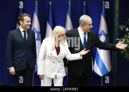 Jérusalem, Israël. 22 janvier 2020. Le Premier ministre israélien Benjamin Netanyahu et sa femme Sara gestent lorsqu'ils rencontrent le président français Emmanuel Macron à Jérusalem le mercredi 22 janvier 2020. Macron est en voyage de deux fois en Israël et en Cisjordanie pour discuter des tensions iraniennes et du processus de paix palestinien. Pool photo de Ronen Zvulun/UPI crédit: UPI/Alay Live News Banque D'Images