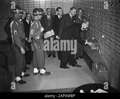 Diamants volés de l'Allemagne retour Description: Les autorités d'occupation américaines en Allemagne ont rapporté des millions de diamants volés par les Allemands des Pays-Bas, qui à la Banque d'Amsterdam Amsterdam a été reçu en présence du ministre Huysmans (troisième à droite). Les diamants sont stockés dans des coffres-forts sous la surveillance stricte du député américain Date: 28 août 1947 lieu: Amsterdam, Noord-Holland mots clés: Banques, diamants, militaires, ministres, deuxième Guerre mondiale Nom personnel: Huysmans G W Banque D'Images