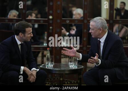 Jérusalem, Israël. 22 janvier 2020. Le Président français Emmanuel Macron rencontre le leader du Parti Bleu et Blanc Benny Gantz devant le cinquième Forum mondial sur l'holocauste à l'hôtel King David à Jérusalem, en Israël, le mercredi 22 janvier 2020. Macron est en voyage de deux fois en Israël et en Cisjordanie pour discuter des tensions iraniennes et du processus de paix palestinien. Pool photo par Abil Sultan/UPI crédit: UPI/Alay Live News Banque D'Images