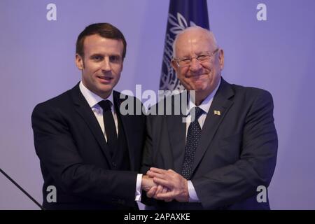 Jérusalem, Israël. 22 janvier 2020. Le Président israélien Reuven (Ruvi) Rivlin (R) lors d'une déclaration conjointe avec le Président Emmanuel Macron de France (L), devant le cinquième Forum mondial sur l'Holocauste à la résidence de Rivlin à Jérusalem, en Israël, le mercredi 22 janvier 2020. Macron est en voyage de deux fois en Israël et en Cisjordanie pour discuter des tensions iraniennes et du processus de paix palestinien. Pool photo par Alef Safadi/UPI crédit: UPI/Alay Live News Banque D'Images