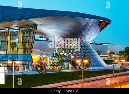 Détail architectural de BMW Welt à Munich Bavaria illuminé au crépuscule Banque D'Images