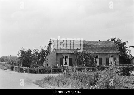 Points fixes Cultuurtechnische dienst Description: Ferme près d'Echteld (division terrestre Echteld-Lienden) Annotation: E-41. Mots clés : consolidation des terres, ajustements des eaux de terrain Banque D'Images