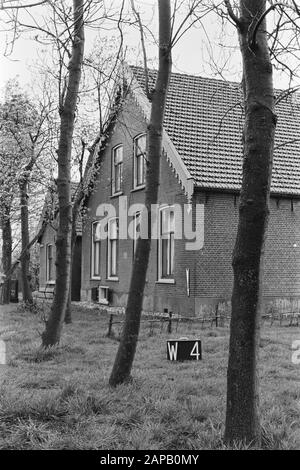 Points fixes Cultuurtechnische dienst Description: Ferme à Woubrugge (swailverdeling Veenderpolder) Annotation: W-4. Mots clés : consolidation des terres, ajustements des eaux de terrain Banque D'Images