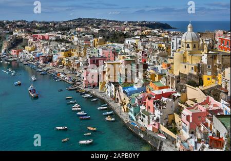 Surtout en hiver, quand il n'y a pratiquement aucun touriste, Procida vaut le détour. Banque D'Images