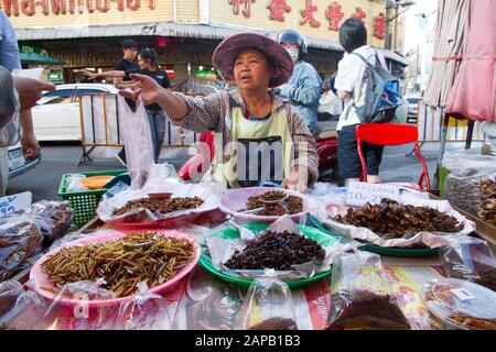 Insectes ont bu de la nourriture à vendre stalle dans le marché Thaïlande Chiang Mai ville Banque D'Images