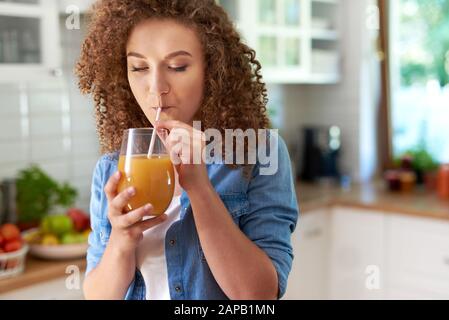 Young woman drinking orange juice Banque D'Images