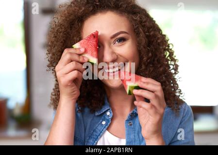 Jeune femme avec une tranche de pastèque Banque D'Images