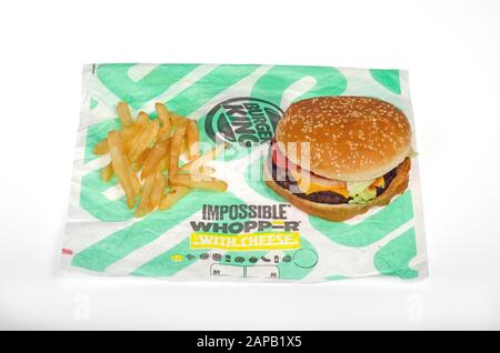 Hamburger King Whopper Impossible avec les frites sur l'emballage Banque D'Images