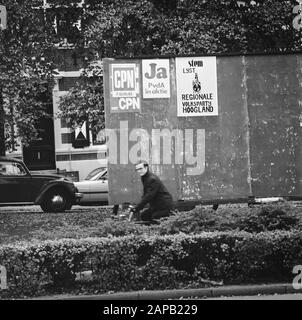 Affiches à Amersfoort pour l'élection municipale le 21 novembre 1973 Description: Affiches du PCN, du PvdA et du Parti Populaire régional de Hoogland sur un panneau Date: 5 novembre 1973 lieu: Amersfoort mots clés: Affiches, élections municipales, campagnes électorales Banque D'Images