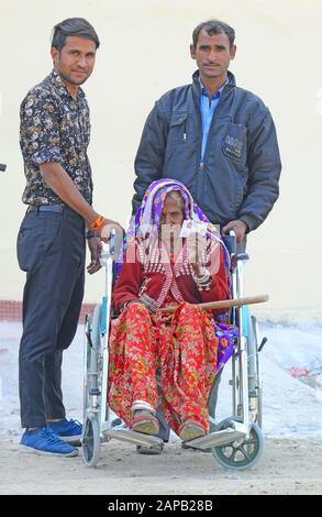 Beawar, Inde. 22 janvier 2020. Une femme handicapée électeur montre son doigt avec carte d'identité après avoir voté dans la deuxième phase des élections de Panchayat dans un bureau de vote du village de Kanakhera près de Beawar. (Photo De Sumit Saraswat/Pacific Press) Crédit: Pacific Press Agency/Alay Live News Banque D'Images