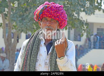 Beawar, Inde. 22 janvier 2020. Rajasthani, homme en turban rouge, montre son doigt enchassé après son vote lors de la deuxième phase des élections de Panchayat dans un bureau de vote du village de Kanakhera près de Beawar. (Photo De Sumit Saraswat/Pacific Press) Crédit: Pacific Press Agency/Alay Live News Banque D'Images